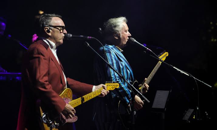 Squeeze live in concert