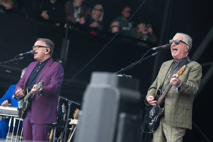 Squeeze live on tour